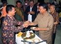 Pelaksana tugas Gubernur Sumatera Utara, Gatot Pujonugroho memberi selamat kepada Henry Saragih atas penghargaan Green Giant yang diterimanya dari The Observer-Inggris