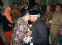 Syamsul Hilal, anggota DPRD Sumatera Utara memberi selamat kepada Henry Saragih atas penghargaan Green Giant yang diterimanya dari The Observer-Inggris