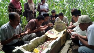 Ketum SPI Henry Saragih Ziarah Makam