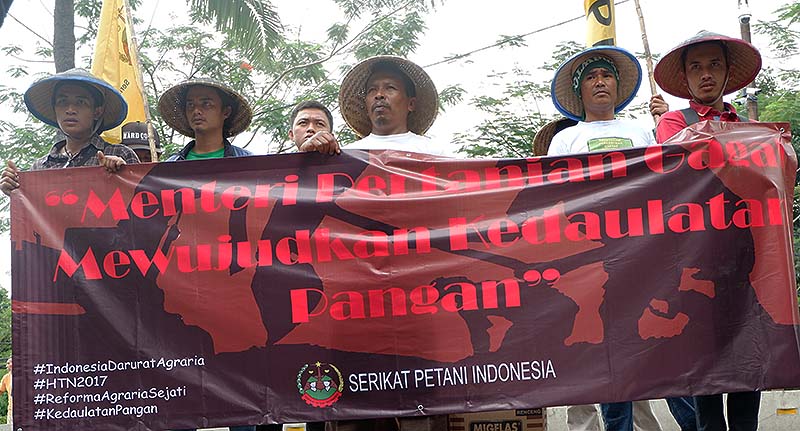 Aksi pemuda tani SPI di depan Kementerian Pertanian, di Jakarta, tadi pagi (25/09) yang jadi rangkaian peringatan Hari Tani Nasional, 24 September 2017.