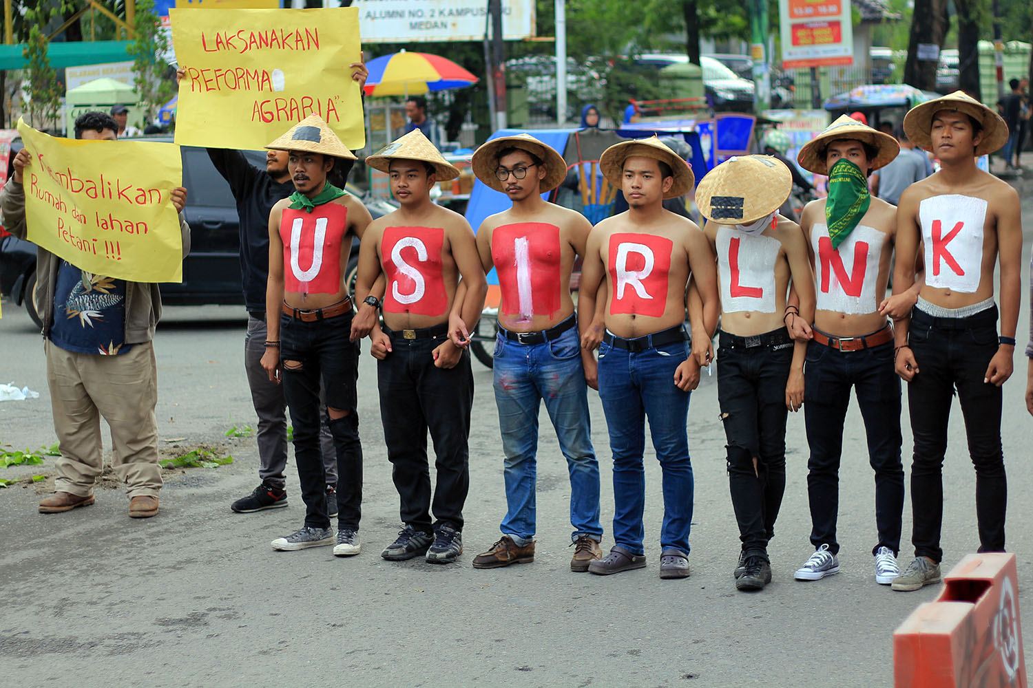 Blek dan anggota SYFM lainnya dalam aksi Usir LNK dari MekarJaya, Langkat